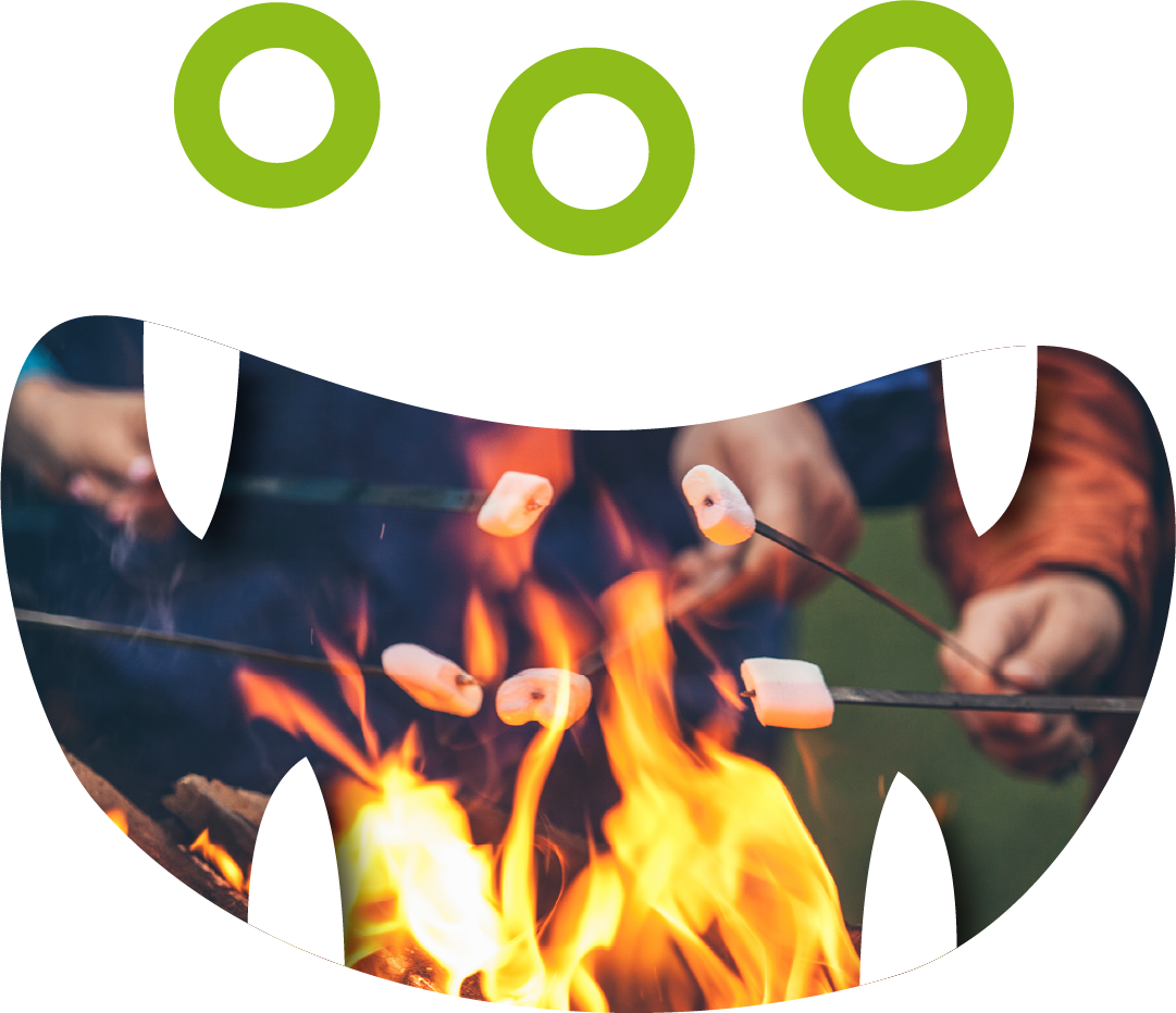 Gesicht eines freundlichen Monsters, in dessen Mund ein Lagerfeuer mit Marshmallow zu sehen ist